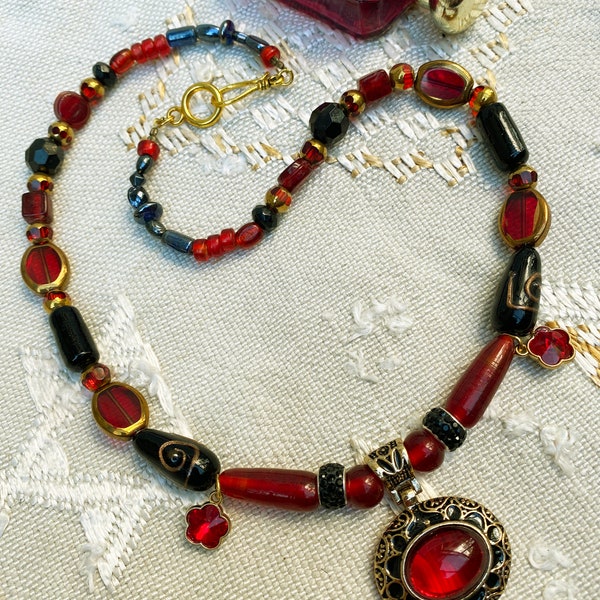 Collier chic pendentif émail et cabochon de verre perles Murano et tchèques rouge-noir-or