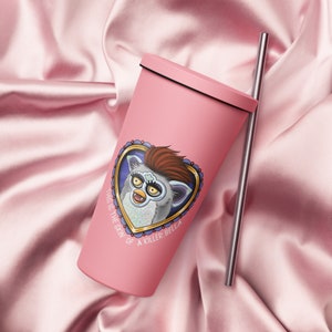 Puede incluir: Un vaso reutilizable rosa con un gráfico de una criatura gris y peluda con cabello rojo en un marco en forma de corazón. El texto dice "This is the skin of a killer, Bella".