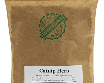 Puede incluir: Una bolsa de papel marrón con una etiqueta verde que dice "Catnip Herb (Nepeta cataria L / Herba nepeta calariae)". La etiqueta también incluye el texto "Premium Quality Herba Organica Hand Packed" en un círculo verde.
