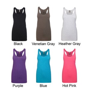 Pu&ograve; includere: Una collezione di sei canotte con schienale a vogatore in vari colori: nero, grigio veneziano, grigio m&eacute;lange, viola, blu e rosa acceso. Ogni canotta ha uno scollo tondo e un design senza maniche. I colori sono etichettati sotto.