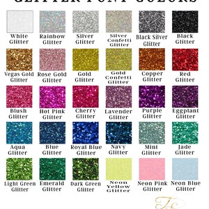 Pu&ograve; includere: Una tabella dei colori che mostra vari colori di carattere glitterato. La tabella include campioni di bianco, arcobaleno, argento, oro, rosso, rosa, blu, verde e altri colori glitterati. Il testo "GLITTER FONT COLORS" &egrave; in alto.