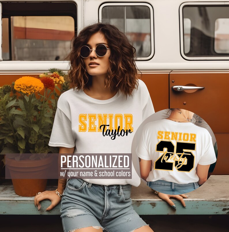 Pu&ograve; includere: Maglietta bianca con il testo "SENIOR Taylor" in lettere gialle e nere. Il retro della maglietta ha il testo "SENIOR 25" in lettere nere e gialle. Il testo "PERSONALIZZATO con il tuo nome e i colori della tua scuola" &egrave; sotto la maglietta.