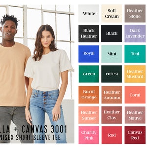 Pu&ograve; includere: Una maglietta a maniche corte unisex Bella + Canvas 3001 in una variet&agrave; di colori. I colori includono bianco, crema, pietra, grigio, nero melange, nero, lavanda scuro, viola melange, blu reale, menta, verde acqua, verde acqua melange, verde, bosco, senape melange, arancione, arancione bruciato, autunno melange, corallo, pesca melange, tramonto melange, argilla melange, malva melange, rosa, rosa carit&agrave;, rosso, rosso tela e cardinale.