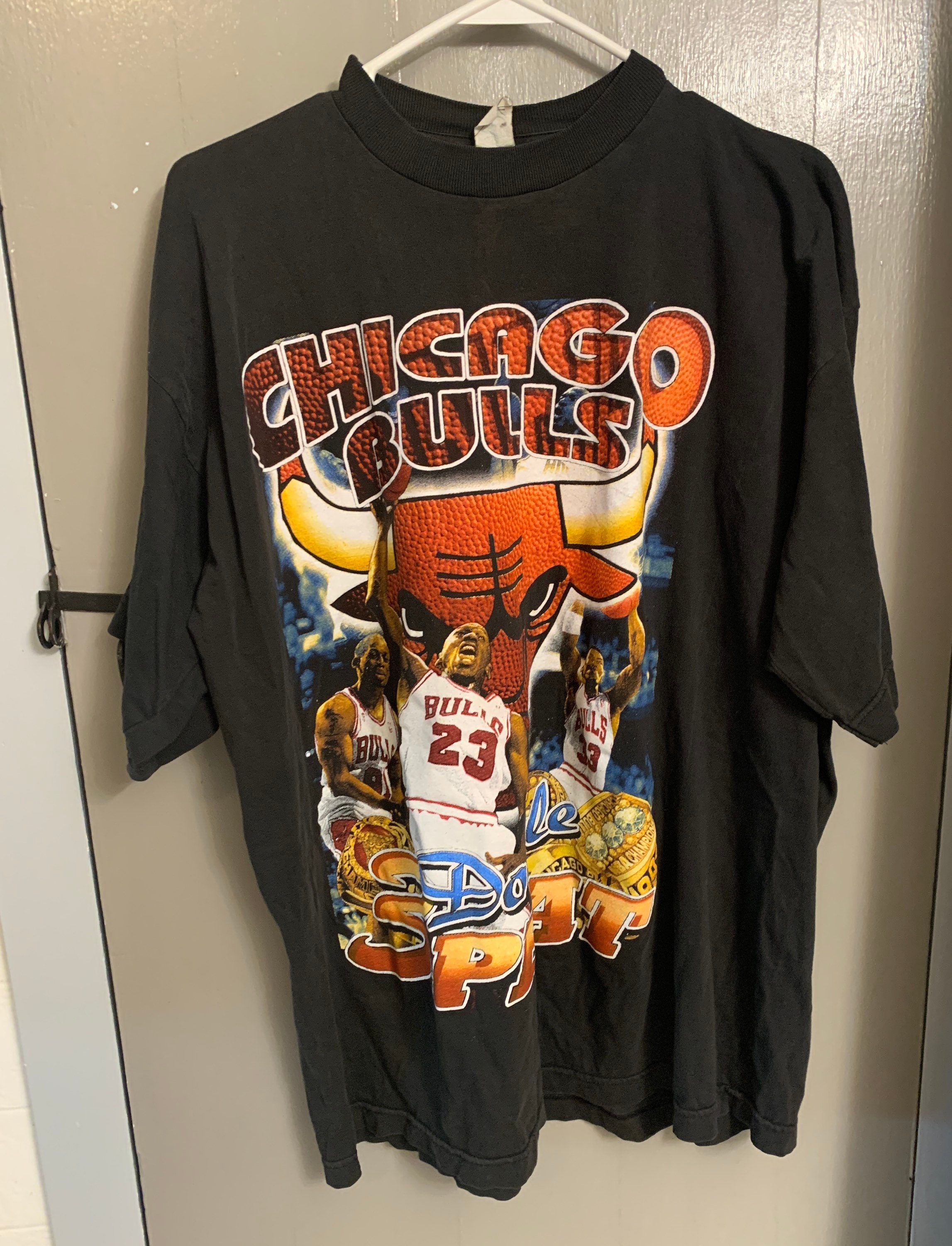 90s Chicago Bulls Repeat 3-Peat NBA Champions T-Shirt. Vintage 1998 Chicago  Bulls NBA Champions Starter Tee - XL 23.25 x 29.5