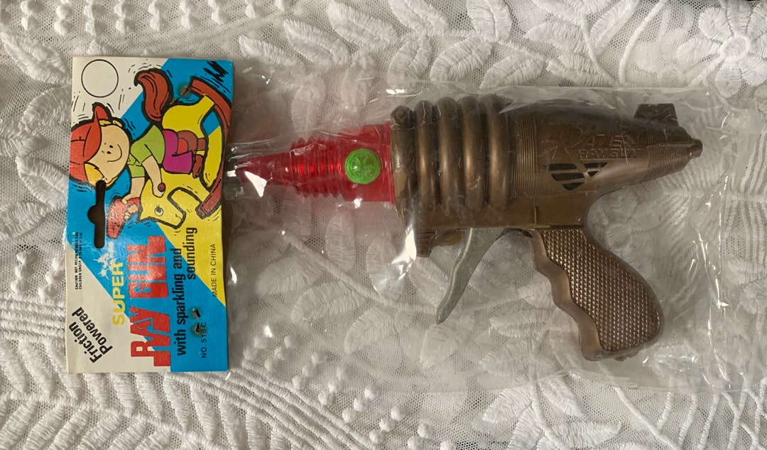 Vintage Sci-fi Alien Ray Razer Gun / Kids Pretend Plastic Friction ...