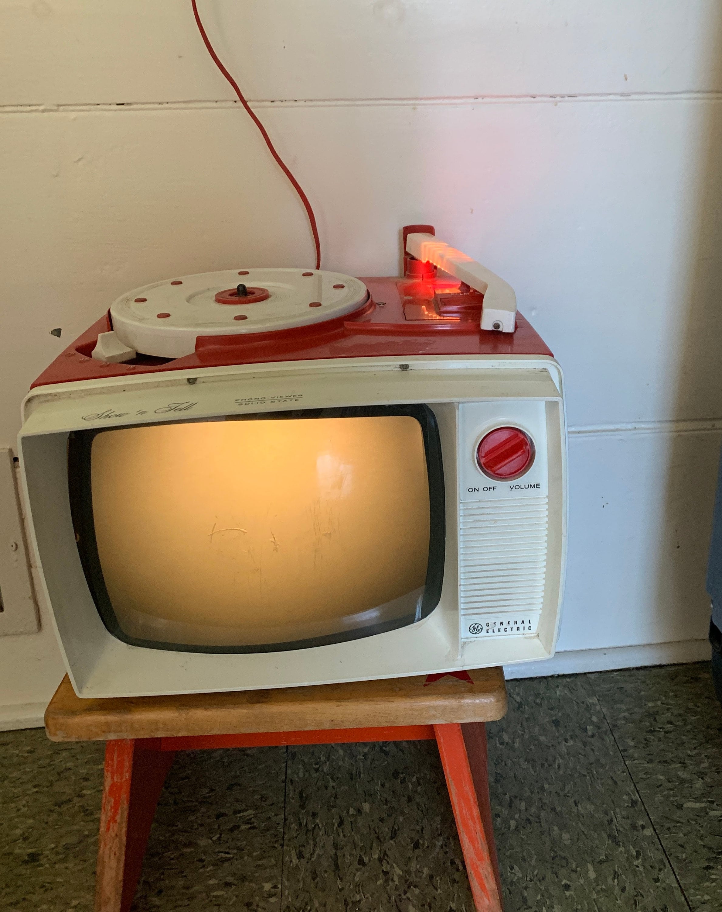 Vintage 1960s General Electric Show N Tell TV Childrens Phono