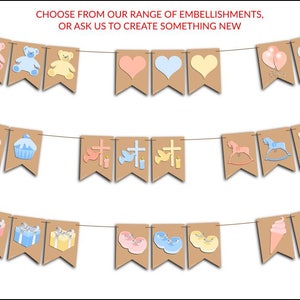 Op de afbeelding: Een banner met verschillende illustraties voor een babyshower. De illustraties omvatten teddyberen, cupcakes, harten, schommelpaarden, cadeaus, schoenen en ijshoorntjes. De banner is gemaakt van bruin papier met wit touw.