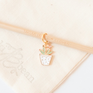 Plant Stitch Marker, Plant with Flower Progress Keeper, Plant Charm, Plant Stitch maker for knitting and crochet, Plant Zipper Pull