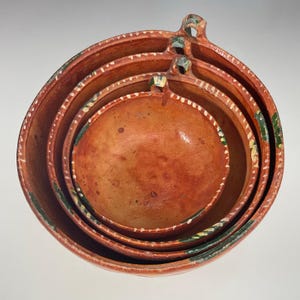 Set di 4 ciotole impilabili messicane fatte a mano in terracotta rossa, utensili da cucina vintage messicani