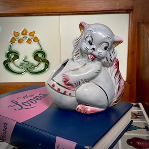 Vintage kitsch grijze kitty kat eekhoorn uit de jaren 40 van de jaren 1950? Gouden details plantenbak LEES 5,25&quot;