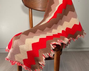 Vintage handgemaakte gehaakte deken uit de jaren 70 met chevronpatroon en franjes in rood, bruin en beige, 44x43 inch.