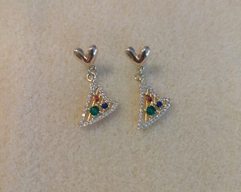 Gold heart stud earring with multi-colored rhinestone pavé harp charm