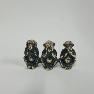 Statuetta in ottone raffigurante tre scimmie sagge, oggetto da collezione per la decorazione della casa.