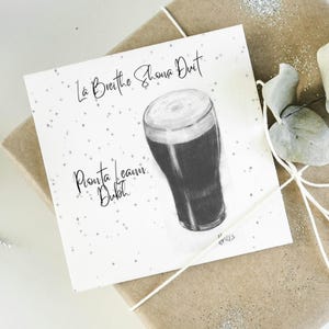 Carte d'anniversaire personnalisée en irlandais, pinte de Guinness dessinée à la main, carte d'anniversaire Guinness, lá breithe shona conduit, carte faite main recyclable