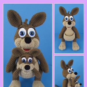Puede incluir: Dos juguetes de peluche de canguro hechos a crochet, uno grande y otro pequeño, con pelaje marrón, ojos azules y narices negras. El canguro más grande lleva al canguro más pequeño en su bolsa.