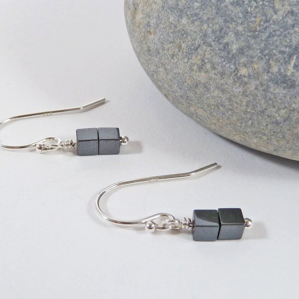 Boucles d'oreilles en hématite, minuscules pierres précieuses noires, pierres de cube, argent sterling, cadeau pour elle, minimes, perles métalliques, boucles d'oreilles modernes et carrées