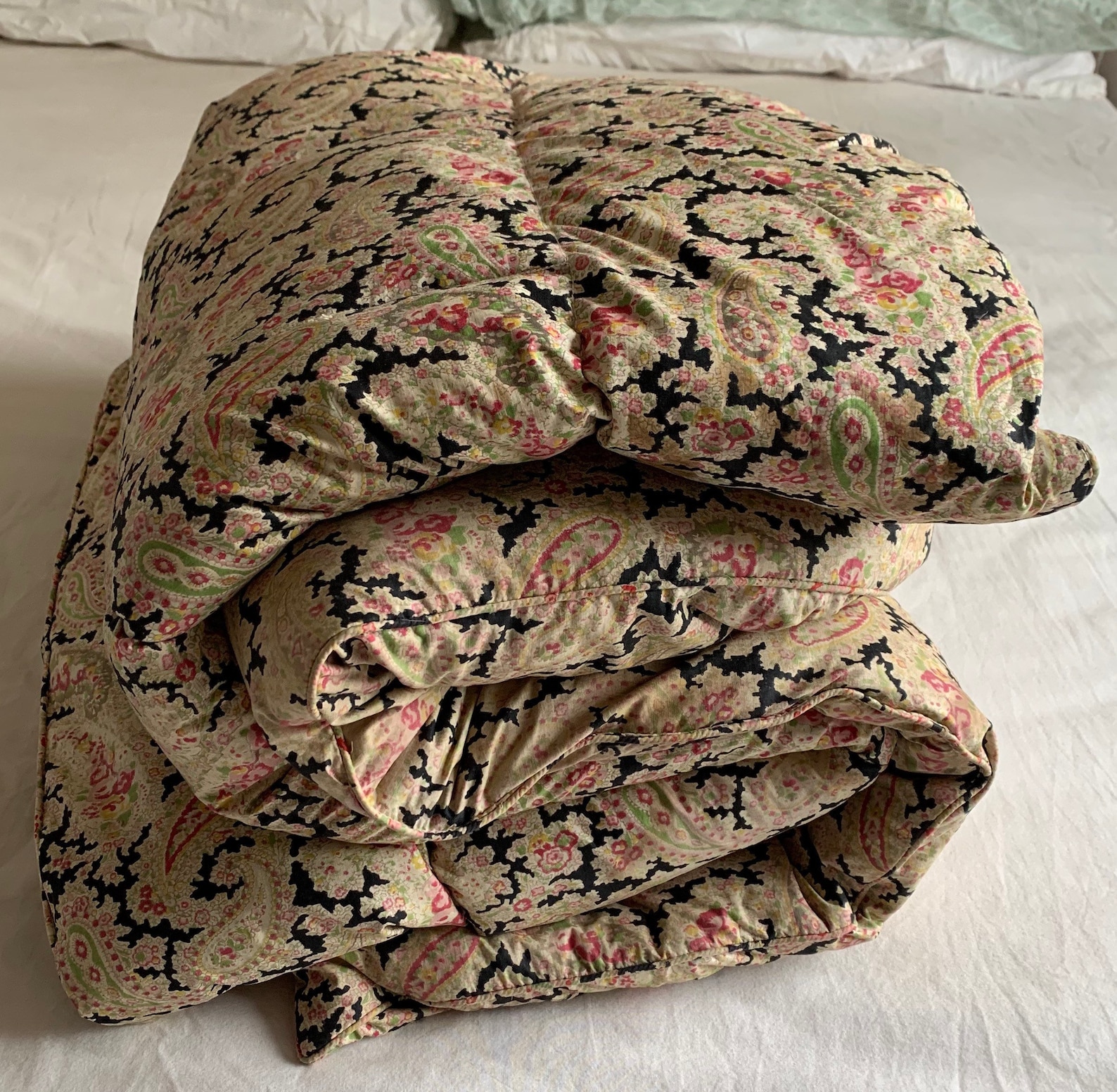 Vintage Paisley Eiderdown Quilt in Very Pretty Pink and Black. Etsy