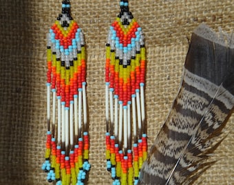 Aculei di porcospino, orecchini di perline con frange. Amerindio. Indiano. Nativo. Gioielli nativi americani. Colori vivaci