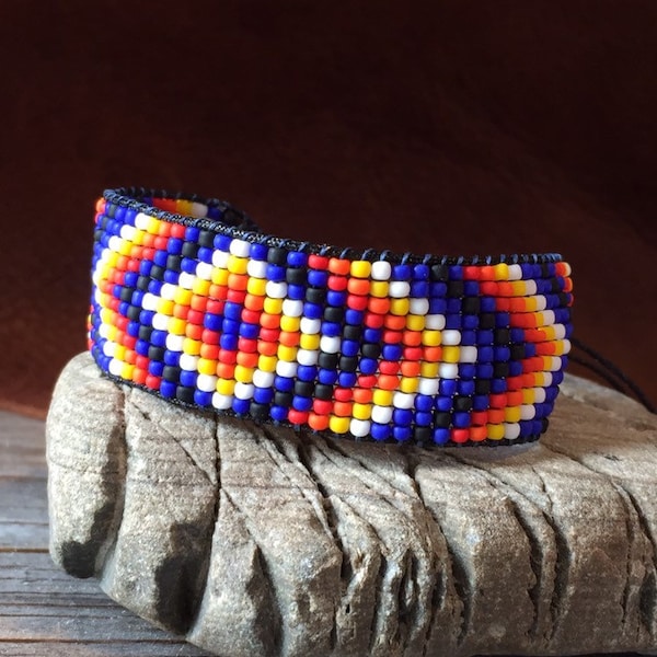Bracelet perlé Amérindien. Indien d'Amérique. Loom bracelet motifs traditionnels.