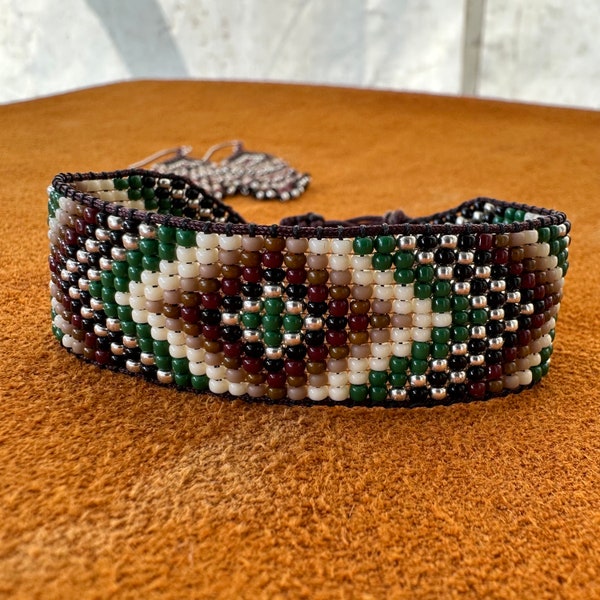 Bracelet perlé Amérindien. Indien d'Amérique. Loom bracelet motifs traditionnels.