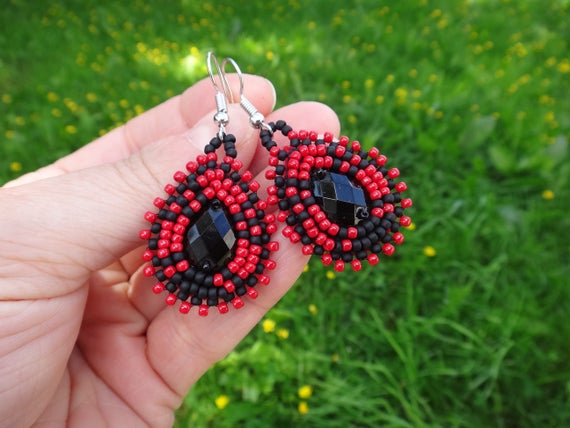 Boucle d'oreilles Amérindiennes. Boucles d'oreilles perlées de rocailles sur cuir. Indien d'Amérique. Bijoux Amérindiens noir et rouge