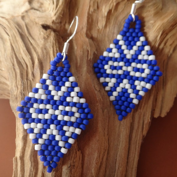 Métis Autochtone... boucles d'oreilles perlées. Motif Amérindien. Premières nations. Boucle d'oreille losange. Drapeau Métis.