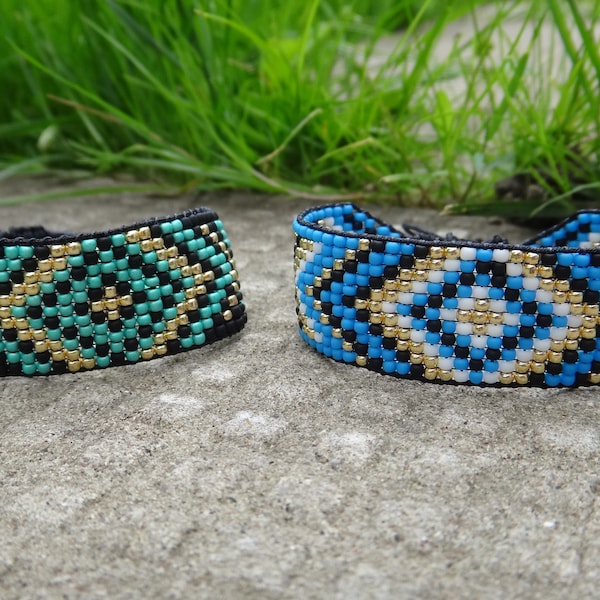 Bracelet perlé Amérindien. Indien d'Amérique. Loom bracelet rocaille noir turquoise or blanc. Ajustable