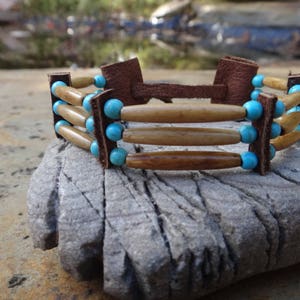 Bracelet amérindien d'os, cuir d'orignal et pierre turquoise. Bracelet Homme ou Femme. Brun et bleu. hairpipe teinté brun. Ajustable