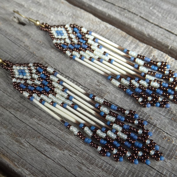 Piquants de porc-épic, boucles d'oreilles perlées avec franges. Amérindien. Native American. Autochtone. Bijoux Amérindiens