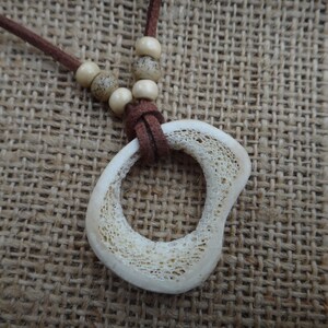 Collier Pendentif En Os Sculpté Aigle Avec Perles - Véritable Os, Marque MOGHANT, Neuf