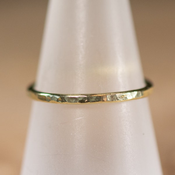 333er / 8k Gelbgold Stackingring Hammerschlagoptik