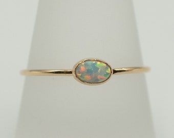 Goldfilled Ring mit schimmerndem weißen künstlichen Opal