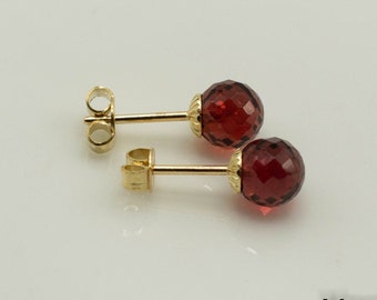 333 / 8k yellow gold with microfaceted wine-red garnet balls