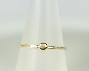 333 / 8k yellow gold stacking ring hammered with dot