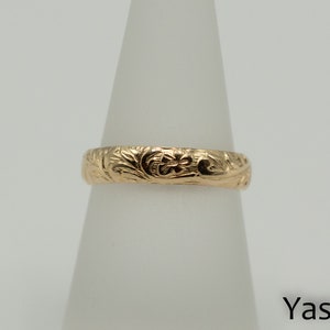 Wide goldfilled ring with a floral pattern