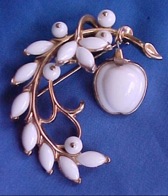 50s Book Piece TRIFARI Dangling Apple GT Pin; Pou… - image 3