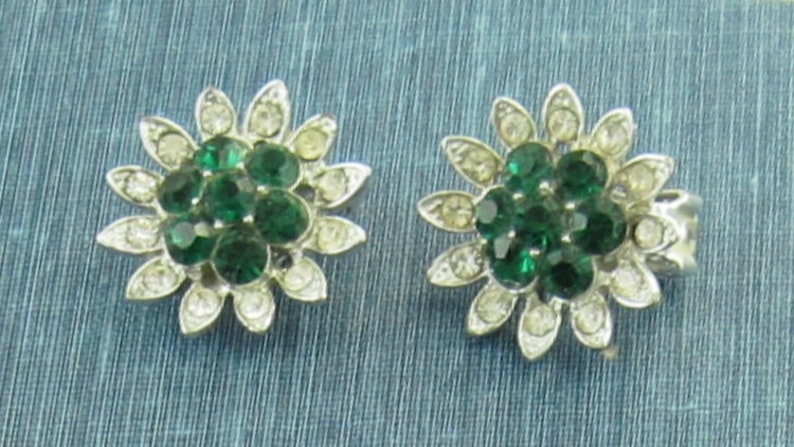 Vintage 60s LISNER Emerald Green Rhinestone Flower ST Clip Earrings