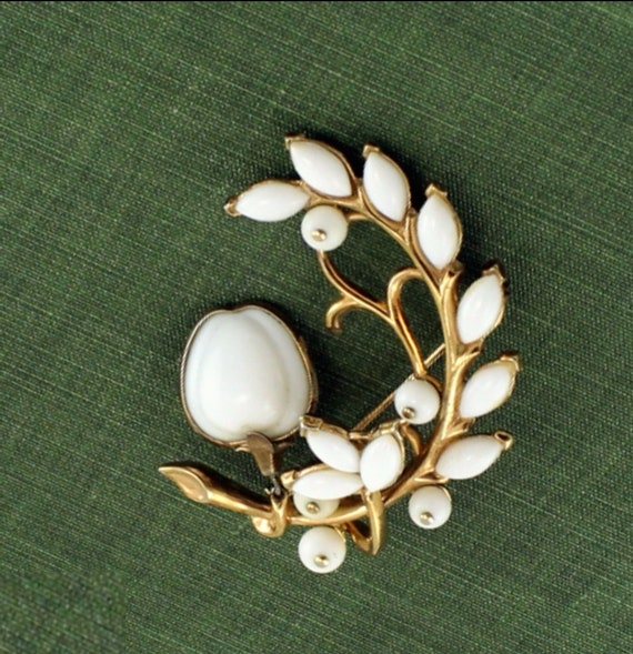 50s Book Piece TRIFARI Dangling Apple GT Pin; Pou… - image 7