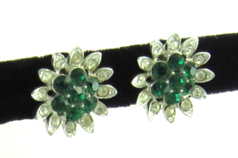 Vintage 60s LISNER Emerald Green Rhinestone Flower ST Clip Earrings