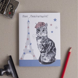 Voeux d'anniversaire d'un chat français en béret : carte de voeux et enveloppe faites main, avec message en option à l'intérieur et légende Bon anniversaire.