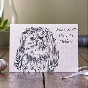 Katzenmutter Karte: Katze im Kopfschmuck Illustration auf weißer, perlmuttierter Karte mit lustiger Beschriftung. Muttertagskarte für Katzendamen!