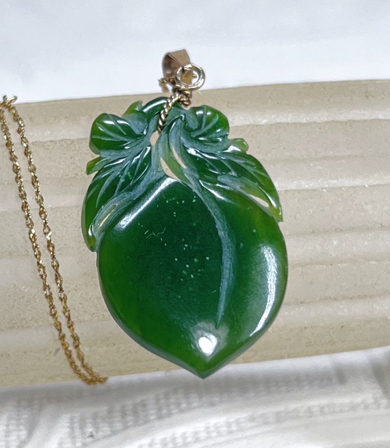 Solid 14k Yellow Gold and Nephrite Jade Carved Pea