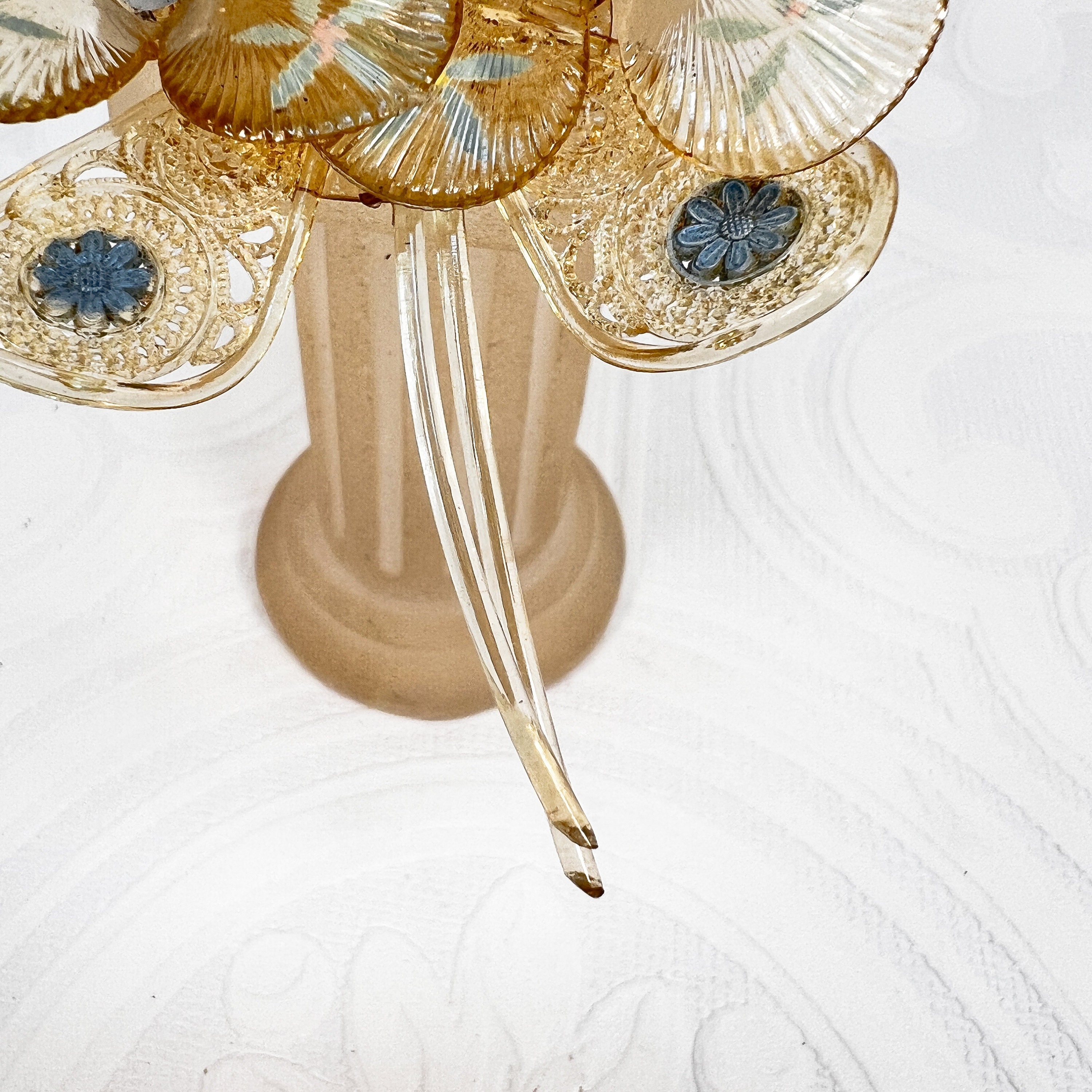 1940年代の花束ブローチ：青いアクセントのセルロイドプラスチック