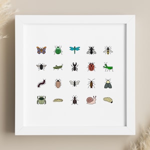 Puede incluir: Una impresión enmarcada en blanco con una cuadrícula de 18 ilustraciones de insectos coloridos. Los insectos incluyen una mariposa, una mariquita, una libélula, un saltamontes, un caracol, una oruga, un escarabajo y un gusano.