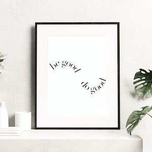 Puede incluir: Impresión enmarcada en blanco y negro con el texto "be good do good" en una fuente curvada y estilizada.