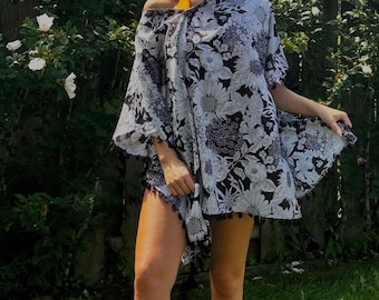 Blommig baddräkt med hänge Handgjord Unik Svart Vit Lätt Boho