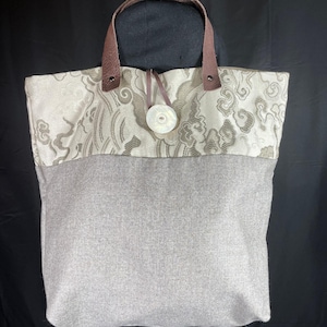 Bolso de mano hecho a mano, creado con tela vintage, correas de cuero, cierre de botón grande, único en su tipo, forrado, bolso de trabajo, bolso de mano, cartera