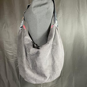 Sac hobo/porte-monnaie en velours côtelé fait main avec bandoulière en cuir, doublure en tissu satiné fleuri, amusant et sophistiqué, unique en son genre