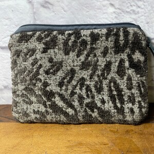 Porte-monnaie en cuir et tissu imprimé léopard, unique en son genre fait main. Elle est doublée d'une tirette en cuir. Cartable pour accessoires