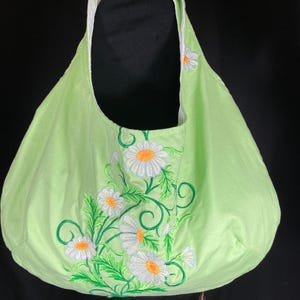 Sac hobo fait main, créé avec des marguerites brodées en tissu vintage, doubles bretelles réversibles